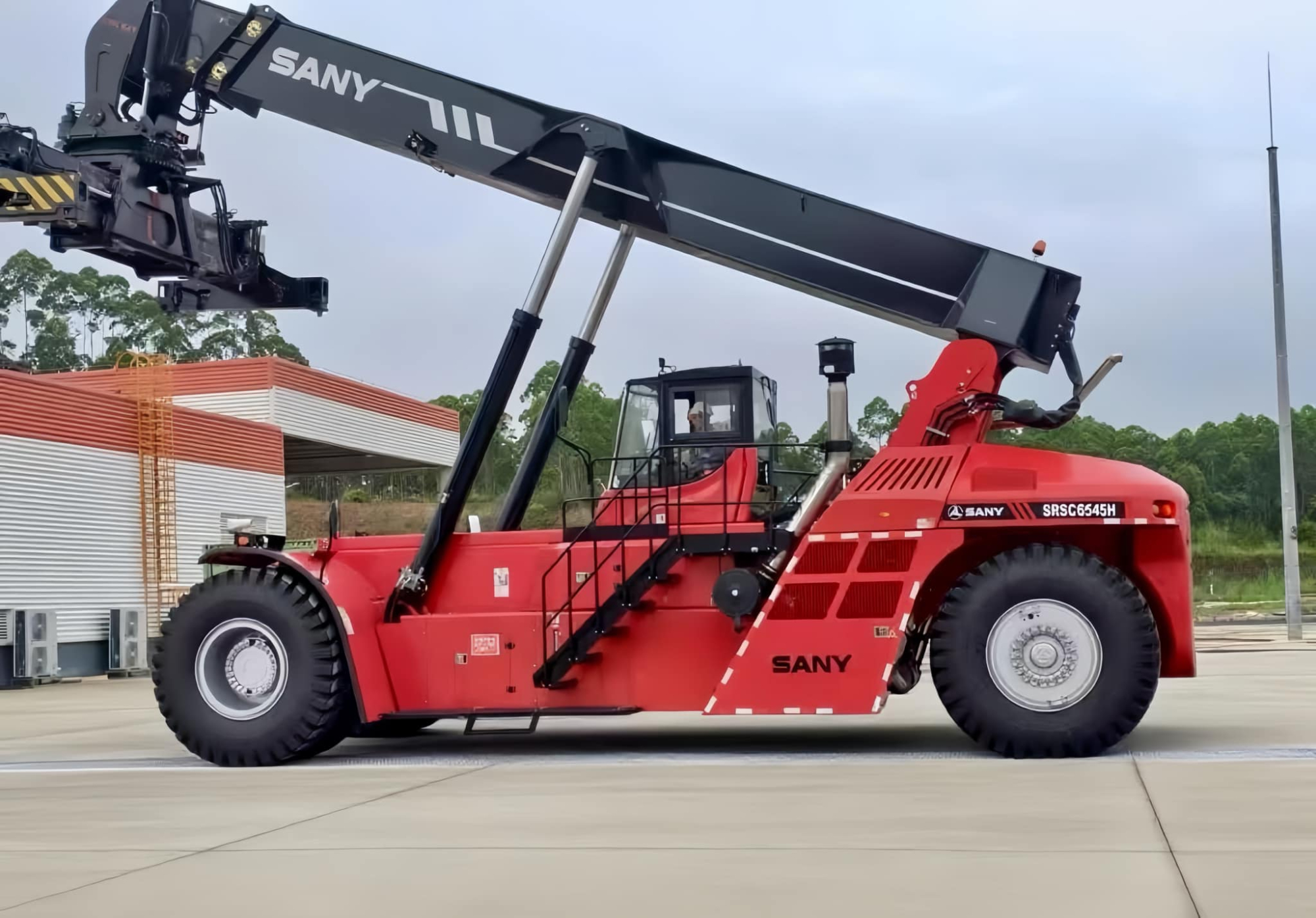 SANY ra mắt 2 loại xe n&acirc;ng container thuần điện 50 tấn v&agrave; 65 tấn đầu ti&ecirc;n thế giới